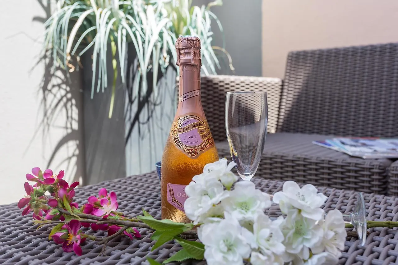 쎙뜨호뻬 Lion Blanc B&B